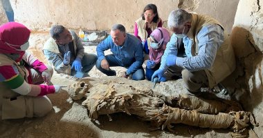 أمين الأعلى للآثار يكشف تفاصيل كشف دفنات عائلية من عصر الانتقال الثانى بالأقصر
