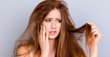 5 أخطاء غير متوقعة تتسبب فى تلف شعرك.. العناية الزائدة تضر أحيانًا
