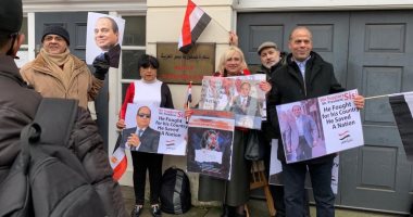 الجالية المصرية فى بريطانيا تحتفل أمام سفارة مصر بعيد الشرطة