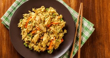 طريقة عمل الأرز المقلي بالبيض والدجاج والجمبري.. أكلات جديدة