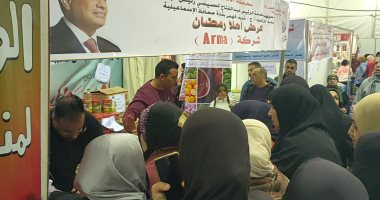 رئيس الغرفة التجارية بالإسماعيلية يتابع توافر السلع الغذائية بمعرض أهلا رمضان.. فيديو وصور