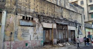 إزالة الأجزاء الخطرة بـ"سينما ركس" التاريخية فى الإسكندرية.. صور