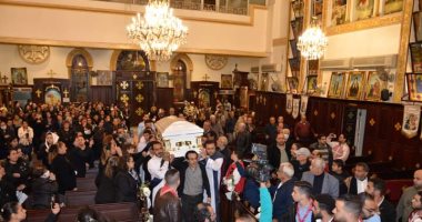 الكنيسة تصلى صلوات تجنيز القمص سيدراك إبراهيم كاهن كنيسة الشهيد مارجرجس بالقللى