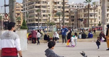 الرحلات تتوافد على ميدان الشهداء ببورسعيد والتقاط الصور مع حمام السلام