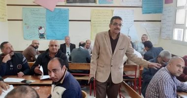 مدير تعليم البحر الأحمر يتفقد أعمال التصحيح والتقدير لأوراق طلاب الإعدادية