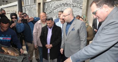 محافظ بنى سويف يتفقد منافذ وزارة الزراعة المتنقلة قبل تحركها لبيع السلع