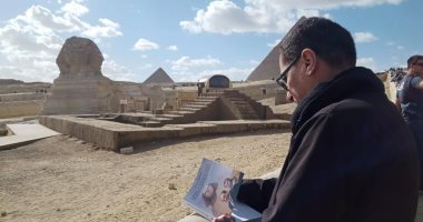 مؤلف كتاب "السيسى بونابرت مصر" يزور أهرامات الجيزة 