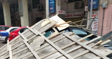 سقوط أجزاء خشبية على 3 سيارات بسبب الرياح فى حى العرب ببورسعيد.. صور
