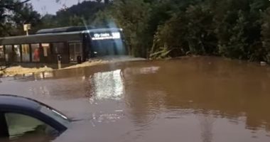 سائق حافلة فى نيوزيلندا يغامر بالقيادة بسرعة كبيرة وسط مياه الفيضانات.. فيديو