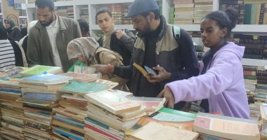 قائمة أسعار سور الأزبكية.. تعرف على أرخص الكتب.. صور
