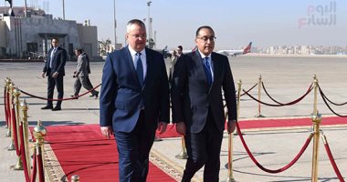 رئيس الوزراء يستقبل نظيره الرومانى بمطار القاهرة