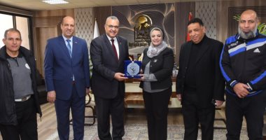 رئيس جامعة أسيوط تتسلم درع الاتحاد المصري الباراليمبي لكرة الطائرة لذوي الهمم