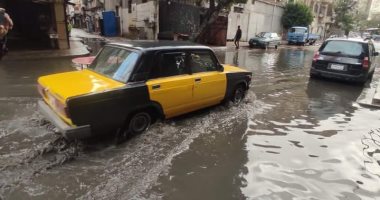 حى وسط الإسكندرية يكثف جهوده لرفع مياه الأمطار من محطة الرمل.. صور