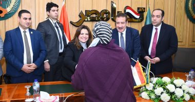 وزيرة الهجرة ومحافظ المنوفية يشهدان توزيع مساعدات على المواطنين الأكثر احتياجا