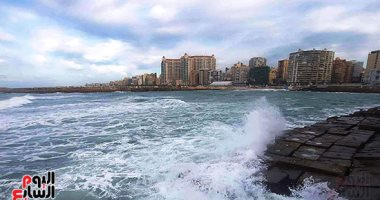 الطقس السيئ يضرب الإسكندرية برياح عاتية ويتسبب فى غضب البحر