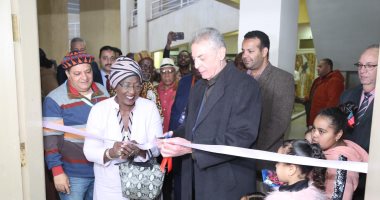 حميدة وسيسيه وسيد رجب فى افتتاح معرض أفيشات السينما السنغالية والمصرية بمهرجان الأقصر