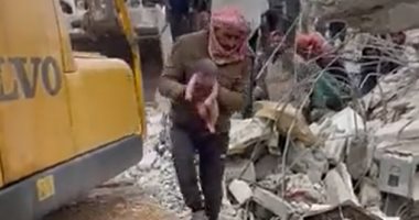 مولود يبصر النور تحت أنقاض زلزال سوريا.. ووفاة عائلته بأسرها (فيديو)
