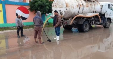 حملات مكثفة للتعامل مع تراكمات مياه الأمطار فى محافظة دمياط