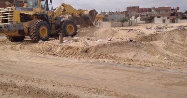 مجلس مدينة بئر العبد بشمال سيناء يواصل حملات التخلص من أكوام الرمال بالشوارع