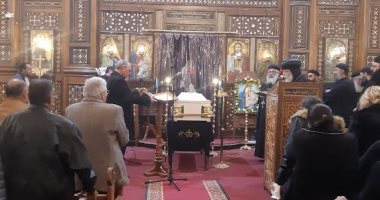 الأنبا تيماثواس وكهنة الزقازيق والإسماعيلية يصلون قداس الجنازة على طبيب الغلابة