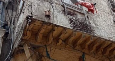 مساعدات عاجلة لـ4 أشخاص في انهيار أجزاء من عقار الجمرك بالإسكندرية