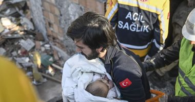 فرق الإنقاذ التركية تنقذ طفلة من تحت الأنقاض بعد مرور نحو 6 أيام على الزلزال
