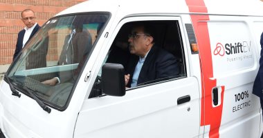 رئيس الوزراء يقود سيارة تعمل بالكهرباء خلال جولته بأحد المصانع