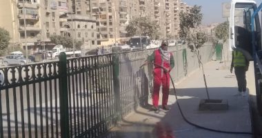 نظافة القاهرة تخصص فرقا لرفع المخلفات من المحاور المرورية.. صور