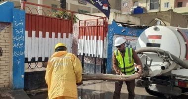 انتشار معدات شركة مياه الشرب بكفر الشيخ للتعامل مع مياه الأمطار.. صور