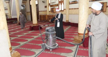 وكيل وزارة الأوقاف بسوهاج يقود حملة لتنظيف المساجد.. صور