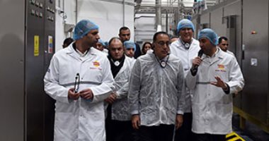 رئيس الوزراء يتفقَّد خط إنتاج جديد لشركة صناعات غذائية.. صور