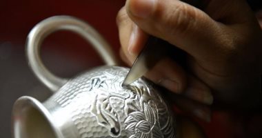 زخارف فريدة وأشكال بديعة.. مراحل صناعة الأواني الفضية فى الصين