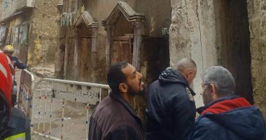 انهيار أجزاء من عقار قديم فى الجمرك بالإسكندرية.. صور