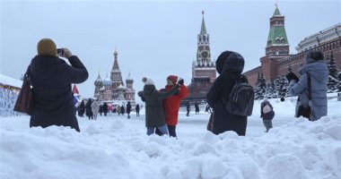 صور سيلفى تحت الصفر.. تساقط الثلوج فى روسيا يبهر الزوار