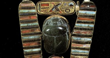 عرض قلادة ذهبية تعود لـ بسوسنس الأول فى المتحف المصرى بالتحرير.. صورة