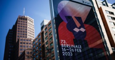 بوسترات مهرجان برلين السينمائي تزين الشوارع قبل انطلاق الدروة الـ 73