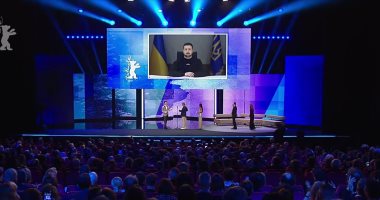 بكاء وتصفيق حار لحظة ظهور رئيس أوكرانيا بحفل افتتاح مهرجان برلين
