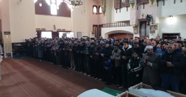 المئات يؤدون صلاة الجنازة على الإعلامى محمد غندر ببورسعيد.. فيديو وصور