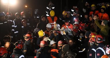 انتشال طفل  على قيد الحياة بعد 11 يوما من تحت أنقاض الزلزال فى تركيا