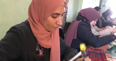فتيات وسيدات سيناء ينقلن حرفة التطريز على القماش للمشغولات الجلدية.. فيديو وصور
