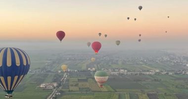 10 صور ترصد استمتاع السائحين برحلات البالون الطائر غرب الأقصر