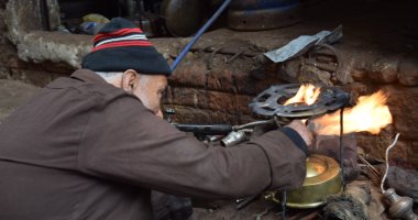 حكاية عم متولى.. أقدم سمكرى بواجير جاز بالمحلة.. ورثها عن والده ويعمل بها منذ 50 عاما.. ويؤكد: الباجور قوت الفقير وما زال محافظا على مكانته.. جوزت أولادى الأربعة منها ومعى 5 أحفاد وربنا الرزاق.. فيديو وصور