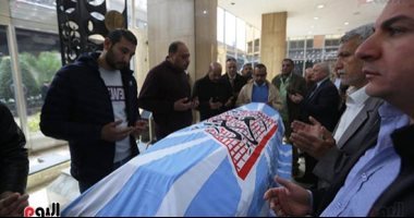 وصول جثمان الكاتب الصحفى مرسى عطالله إلى مسجد عمر مكرم لأداء صلاة الجنازة