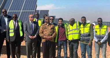 رئيس برلمان زيمبابوى يزور مشروع الطاقة الشمسية بأسوان
