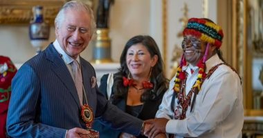 زعيم السكان الأصليين بالأمازون يقدم هدية للملك تشارلز بحفل التنوع البيولوجى