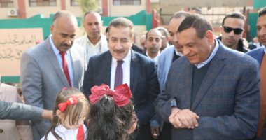 وزير التنمية المحلية يتفقد مشروعات "حياة كريمة" بكفر عشما في المنوفية 