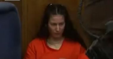 متهمة تعتدى على محاميها داخل محكمة أمريكية لسبب غريب.. فيديو