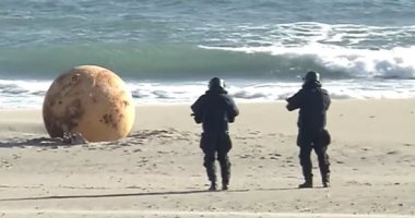كرة معدنية تنجرف من البحر تثير الذعر بأحد الشواطئ فى اليابان