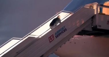 جو بايدن يتعثر على سلم الطائرة الرئاسية فى وارسو.. فيديو