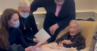 كيت ميدلتون تحتفل بعيد ميلاد عجوز عمرها 109 أعوام أثناء زيارة دار مسنين.. صور